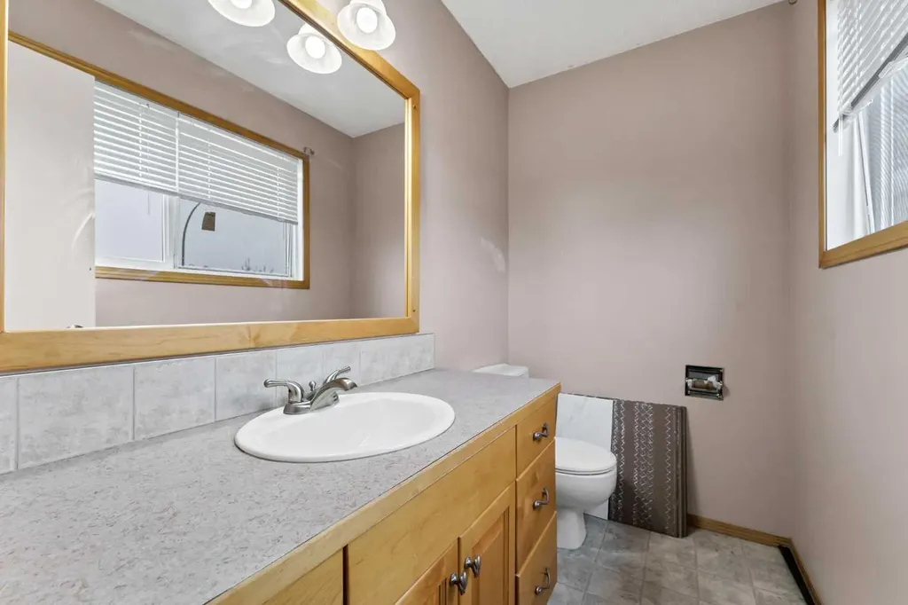 123 Rossland Road SE Medicine Hat AB T1B 2N2