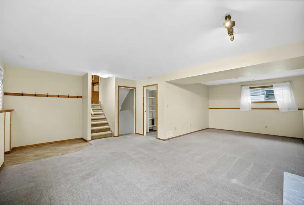 123 Rossland Road SE Medicine Hat AB T1B 2N2