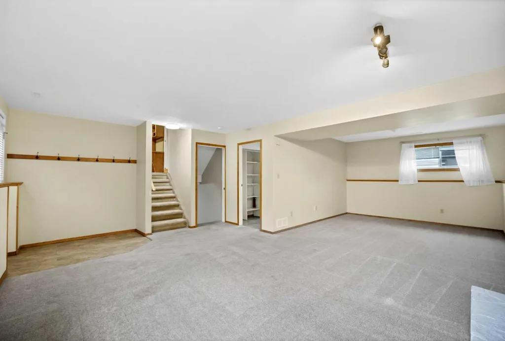 123 Rossland Road SE Medicine Hat AB T1B 2N2