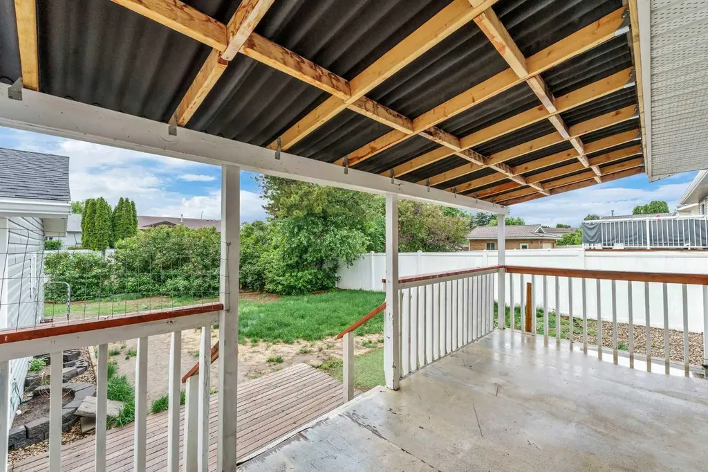 123 Rossland Road SE Medicine Hat AB T1B 2N2