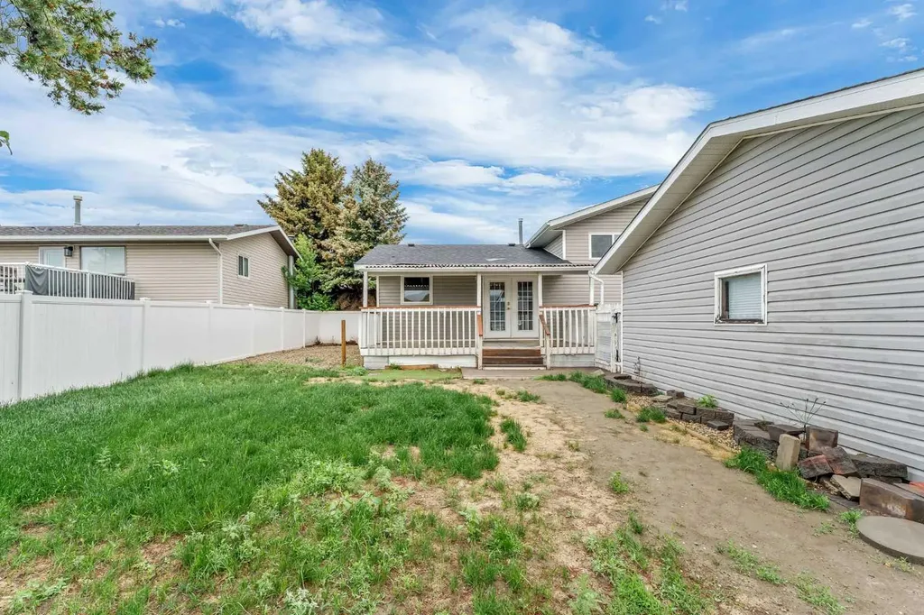 123 Rossland Road SE Medicine Hat AB T1B 2N2