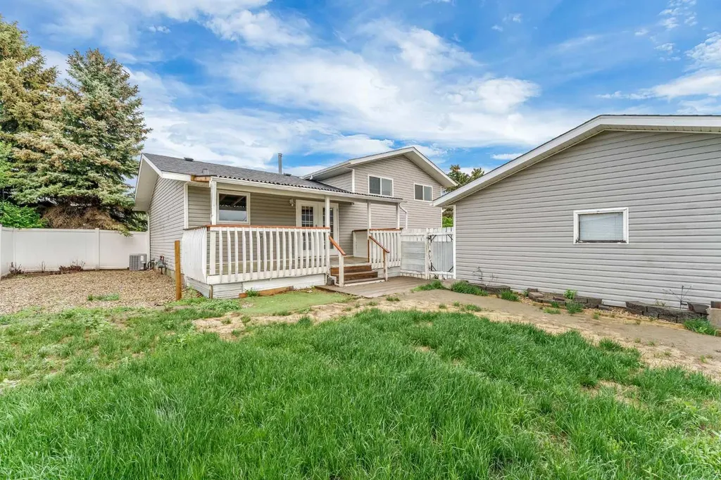 123 Rossland Road SE Medicine Hat AB T1B 2N2
