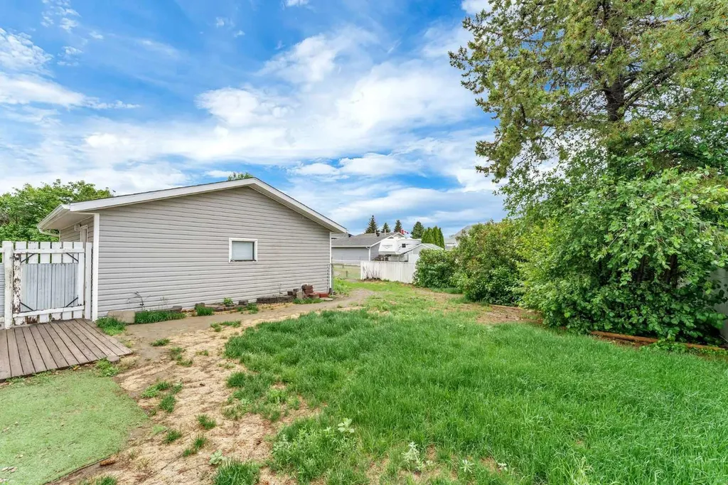 123 Rossland Road SE Medicine Hat AB T1B 2N2