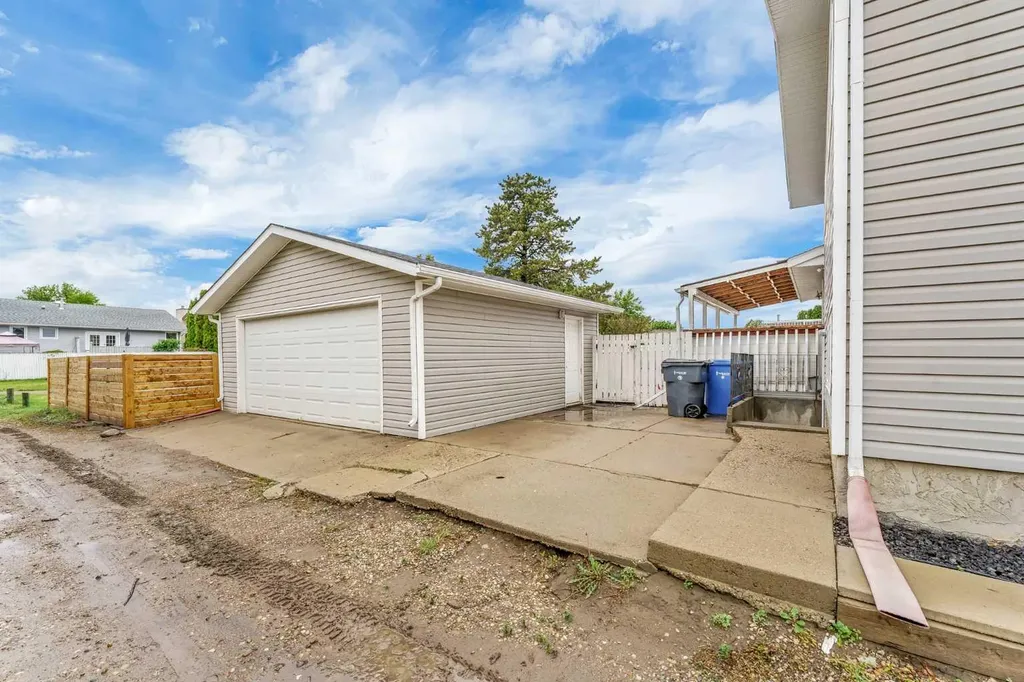 123 Rossland Road SE Medicine Hat AB T1B 2N2