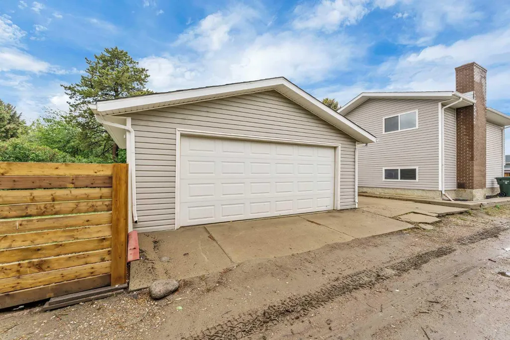 123 Rossland Road SE Medicine Hat AB T1B 2N2