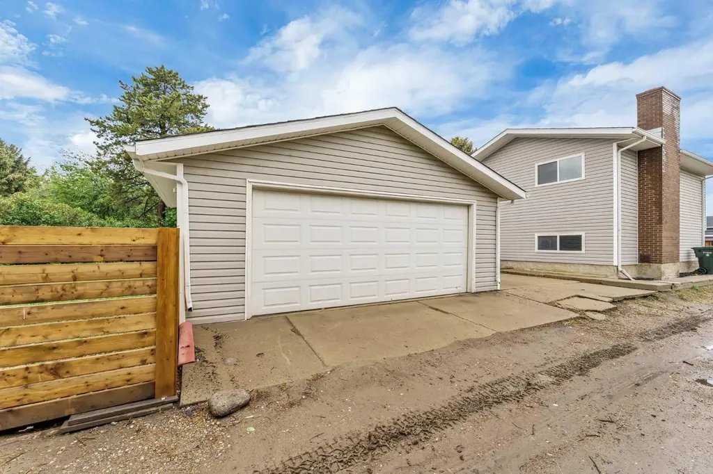 123 Rossland Road SE Medicine Hat AB T1B 2N2