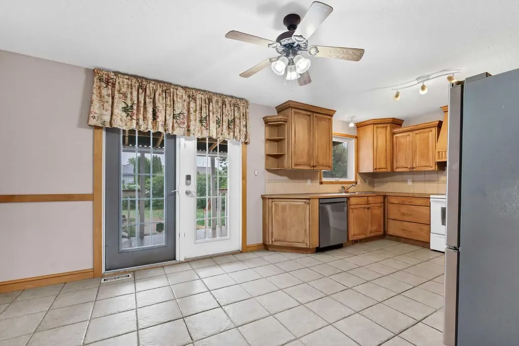 123 Rossland Road SE Medicine Hat AB T1B 2N2