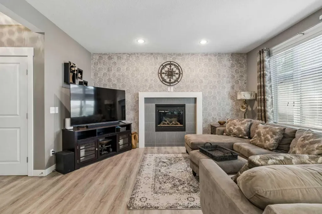 117 Rainbow Falls Boulevard Chestermere AB T1X 0N6