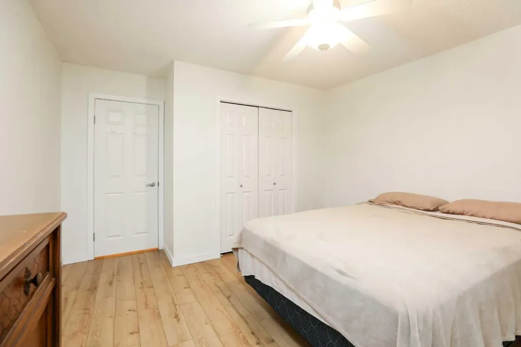 2004 13 Avenue N Lethbridge AB T1H5B1