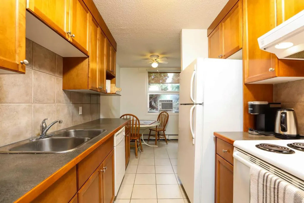 2004 13 Avenue N Lethbridge AB T1H5B1