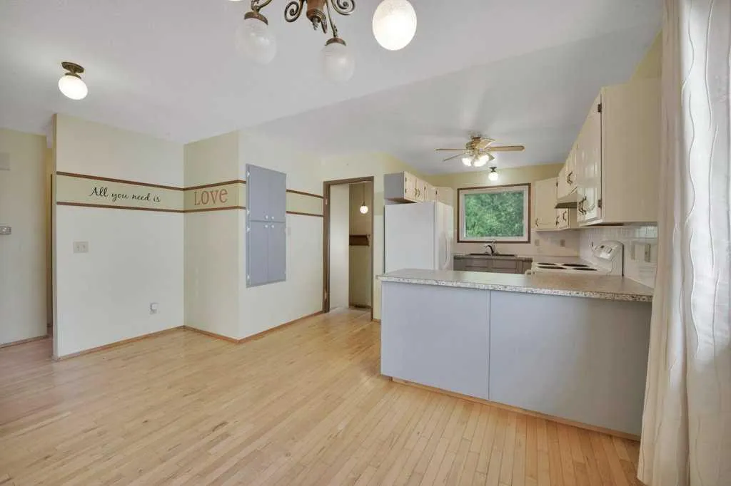 22 Blackstone Avenue Lacombe AB T4L 1P7