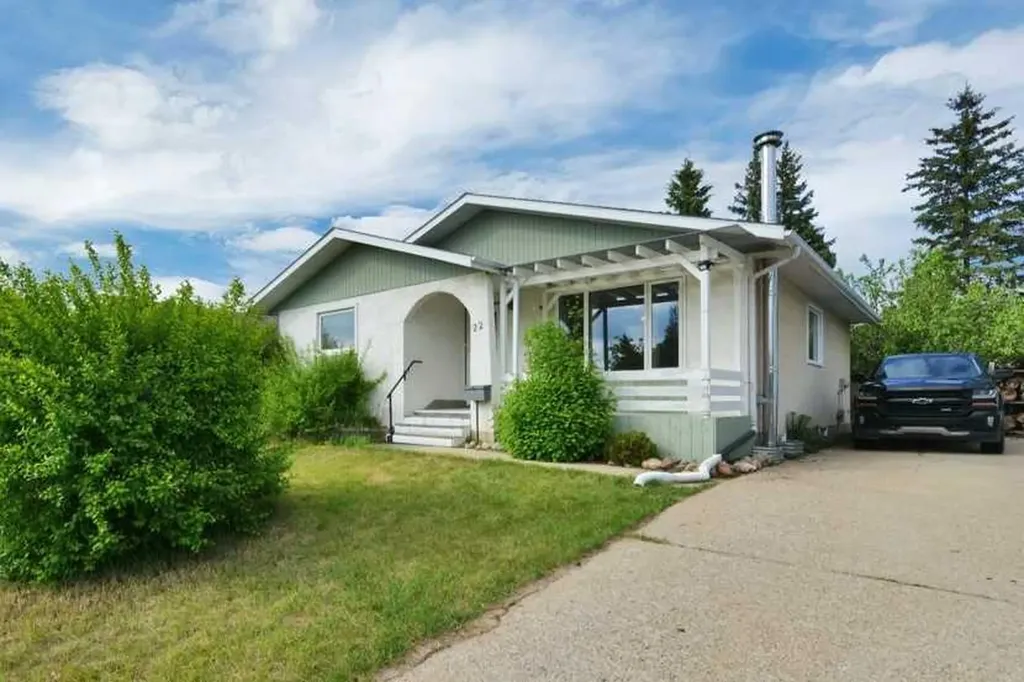 22 Blackstone Avenue Lacombe AB T4L 1P7