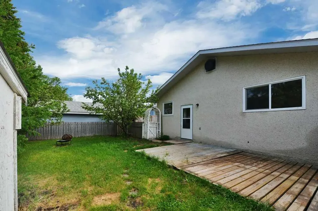 22 Blackstone Avenue Lacombe AB T4L 1P7