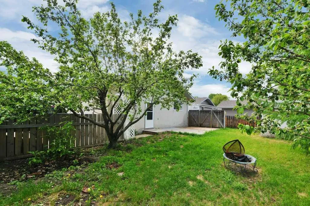 22 Blackstone Avenue Lacombe AB T4L 1P7