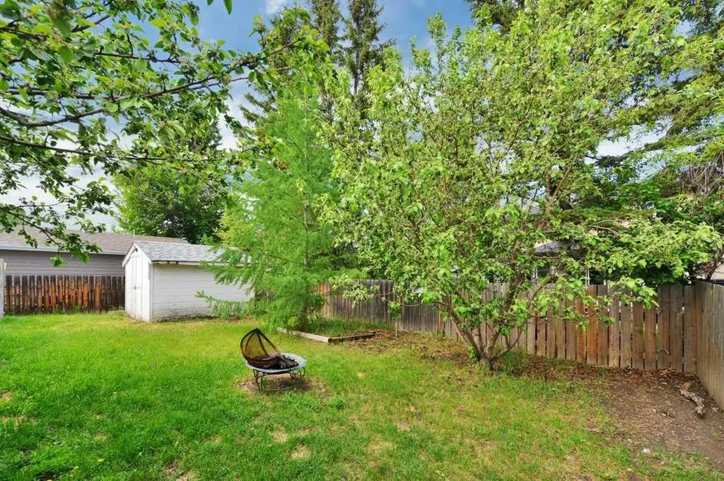 22 Blackstone Avenue Lacombe AB T4L 1P7