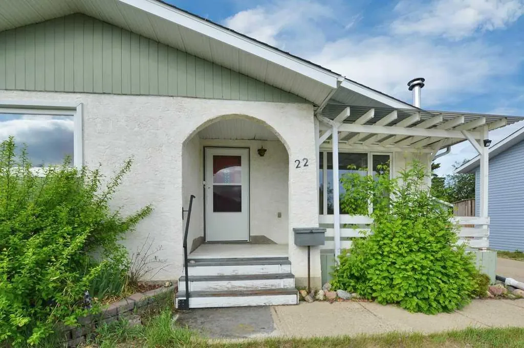 22 Blackstone Avenue Lacombe AB T4L 1P7