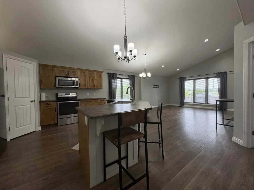 5221 15 Street Lloydminster AB T9V 0Y2