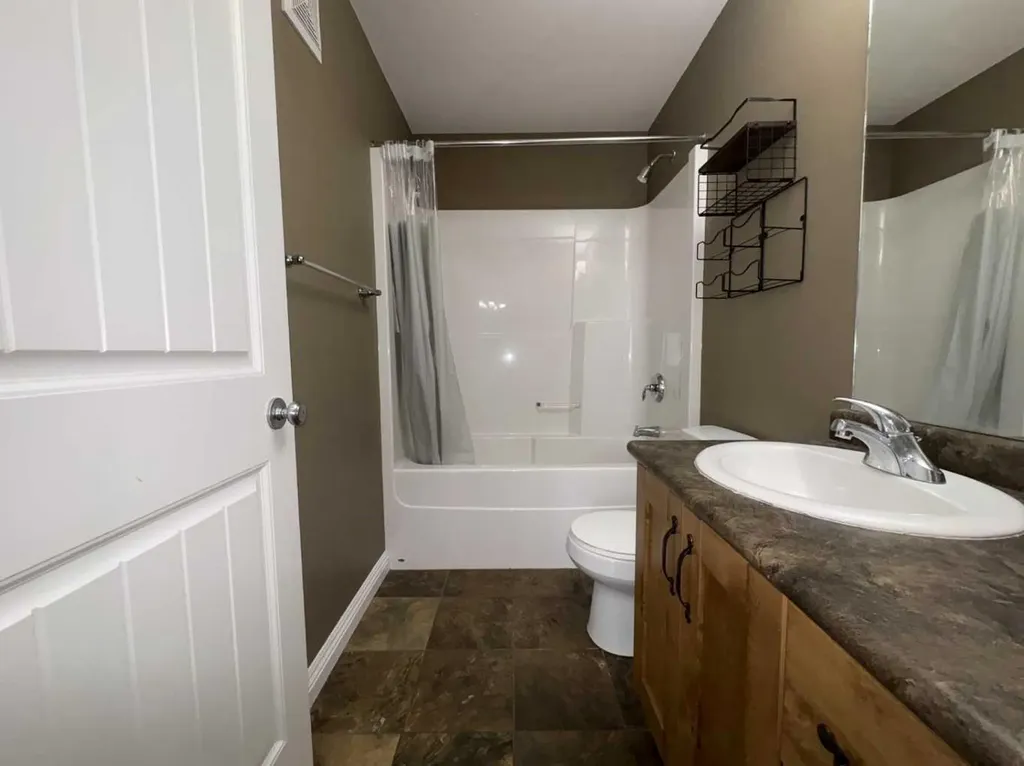5221 15 Street Lloydminster AB T9V 0Y2