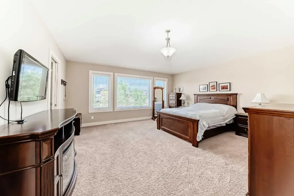 121 Drake Landing Manor Okotoks AB T1S 0E7