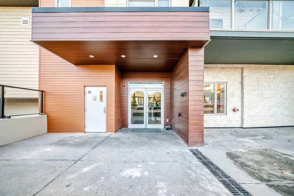 71 Shawnee Common SW Calgary AB T2Y 0R2