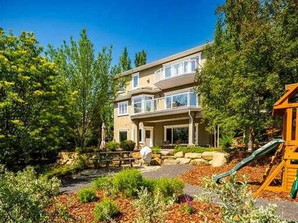 57 Slopes Point SW Calgary AB T3H3Y8