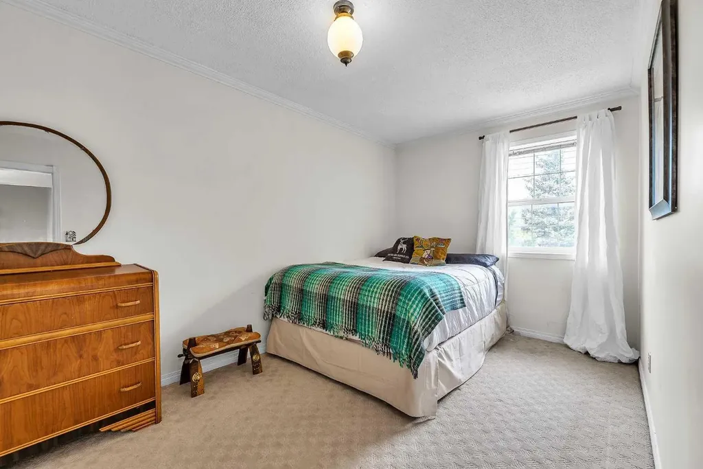 712 14 Street SE Calgary AB T2G 3J8
