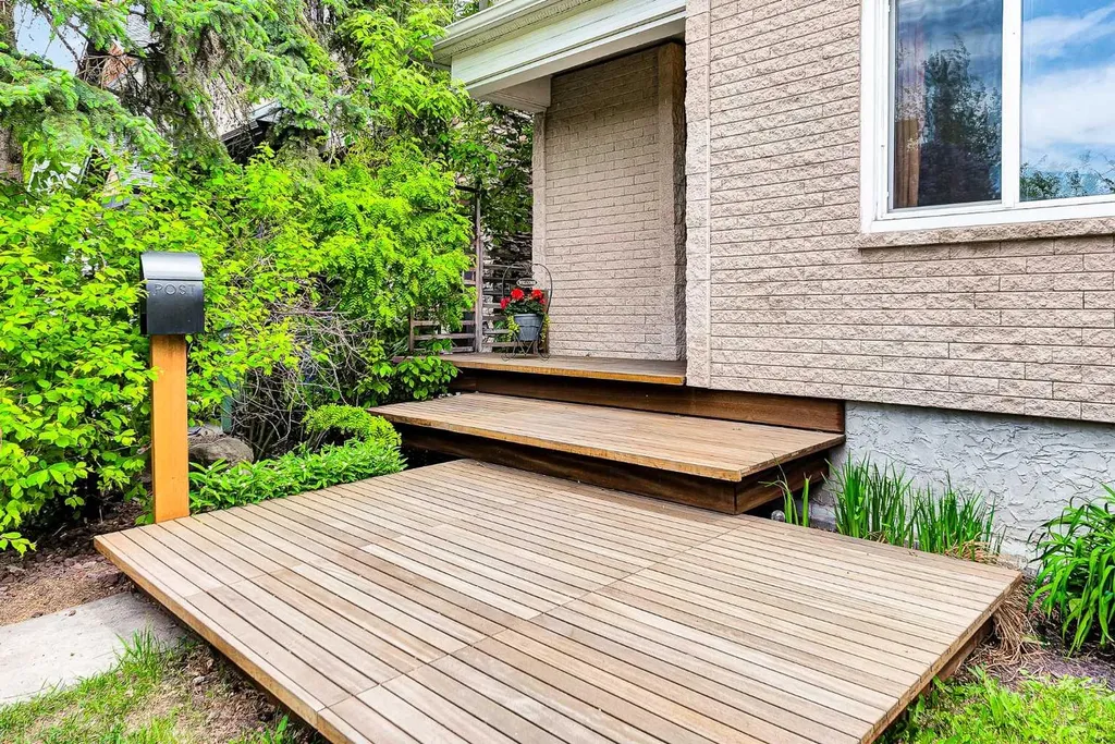 712 14 Street SE Calgary AB T2G 3J8