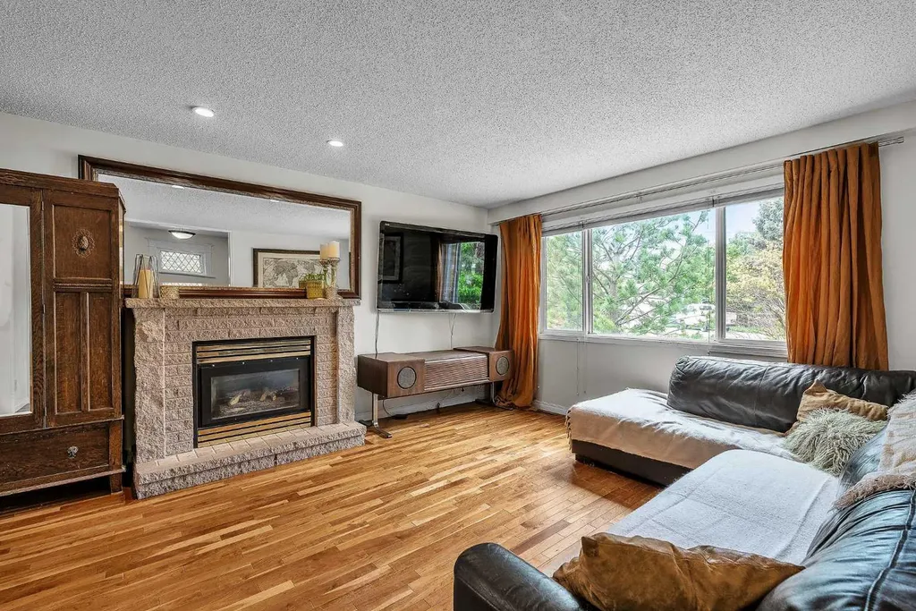 712 14 Street SE Calgary AB T2G 3J8