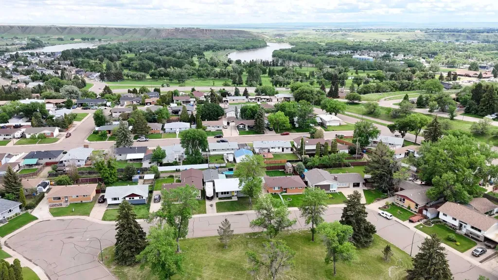 1384 10 Avenue NE Medicine Hat AB T1A 6G3