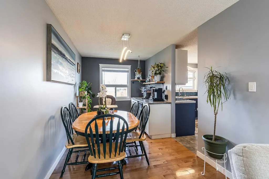 1384 10 Avenue NE Medicine Hat AB T1A 6G3