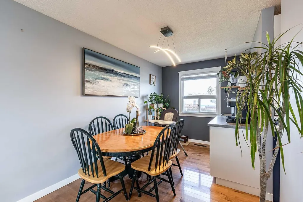 1384 10 Avenue NE Medicine Hat AB T1A 6G3