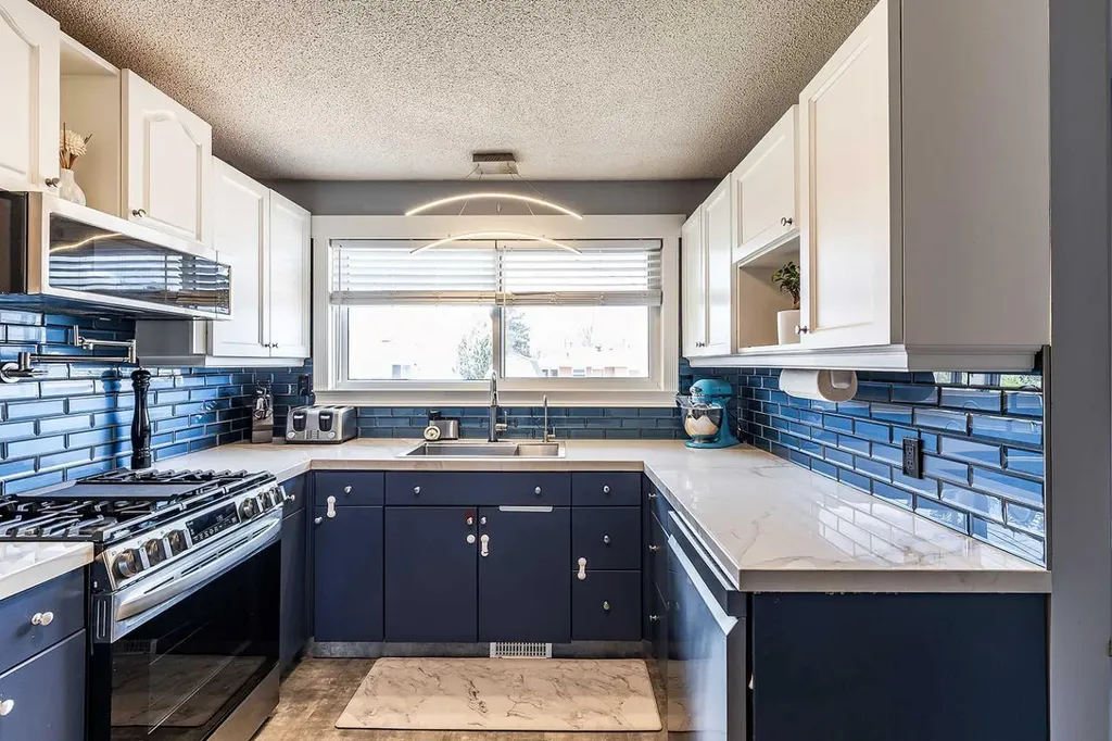 1384 10 Avenue NE Medicine Hat AB T1A 6G3