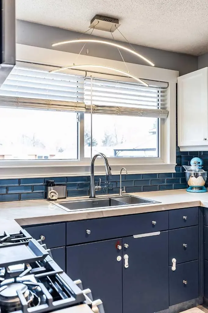 1384 10 Avenue NE Medicine Hat AB T1A 6G3