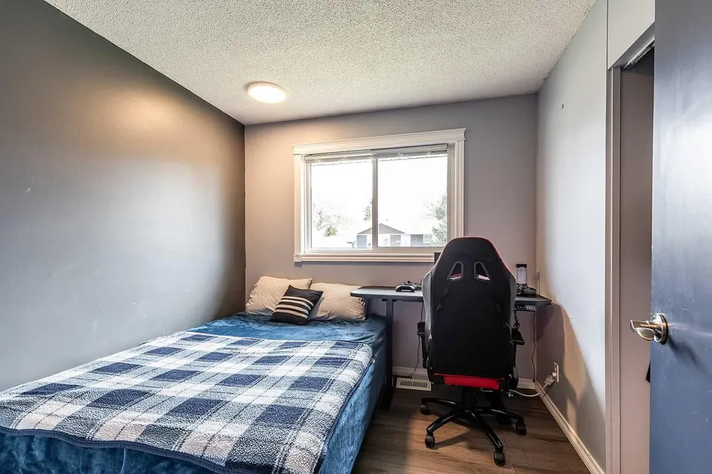 1384 10 Avenue NE Medicine Hat AB T1A 6G3