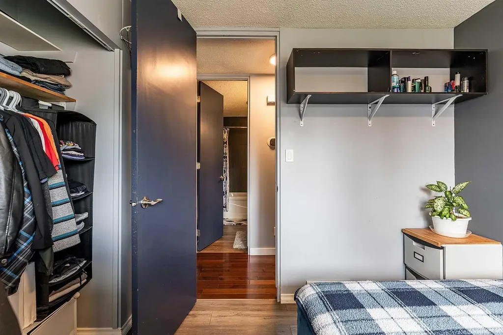1384 10 Avenue NE Medicine Hat AB T1A 6G3