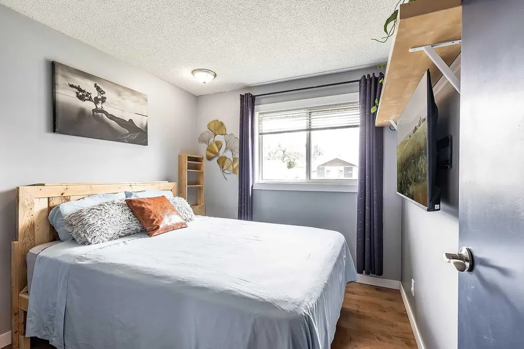 1384 10 Avenue NE Medicine Hat AB T1A 6G3