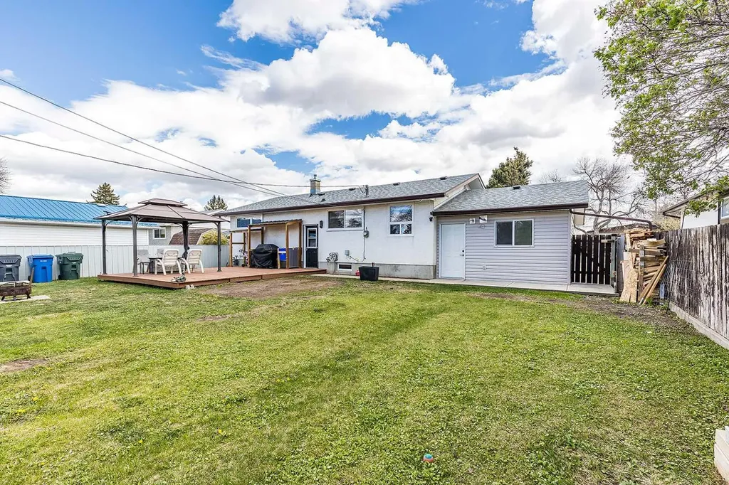1384 10 Avenue NE Medicine Hat AB T1A 6G3