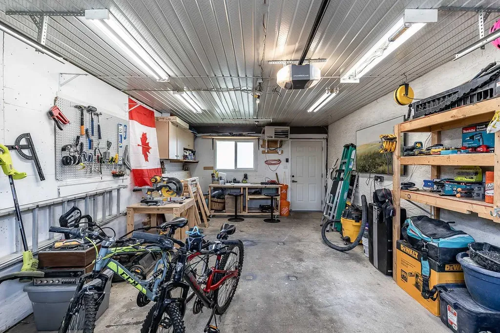 1384 10 Avenue NE Medicine Hat AB T1A 6G3