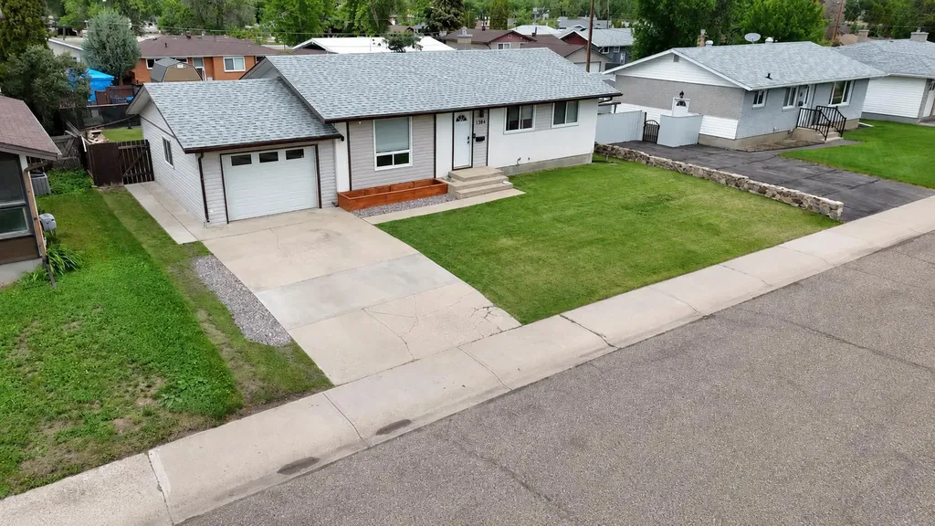 1384 10 Avenue NE Medicine Hat AB T1A 6G3