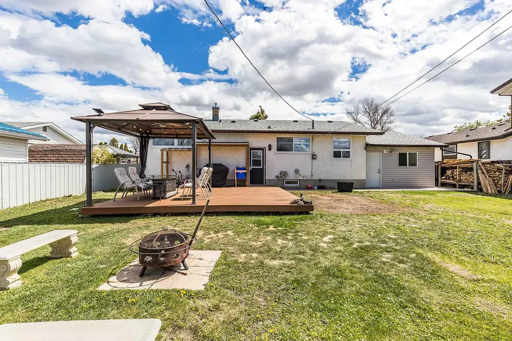 1384 10 Avenue NE Medicine Hat AB T1A 6G3