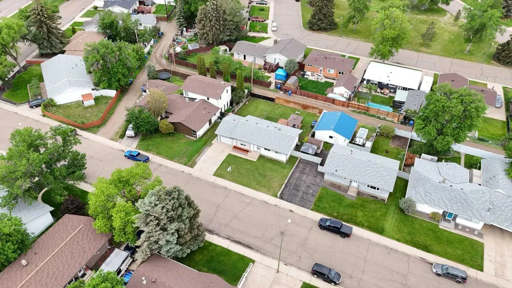 1384 10 Avenue NE Medicine Hat AB T1A 6G3
