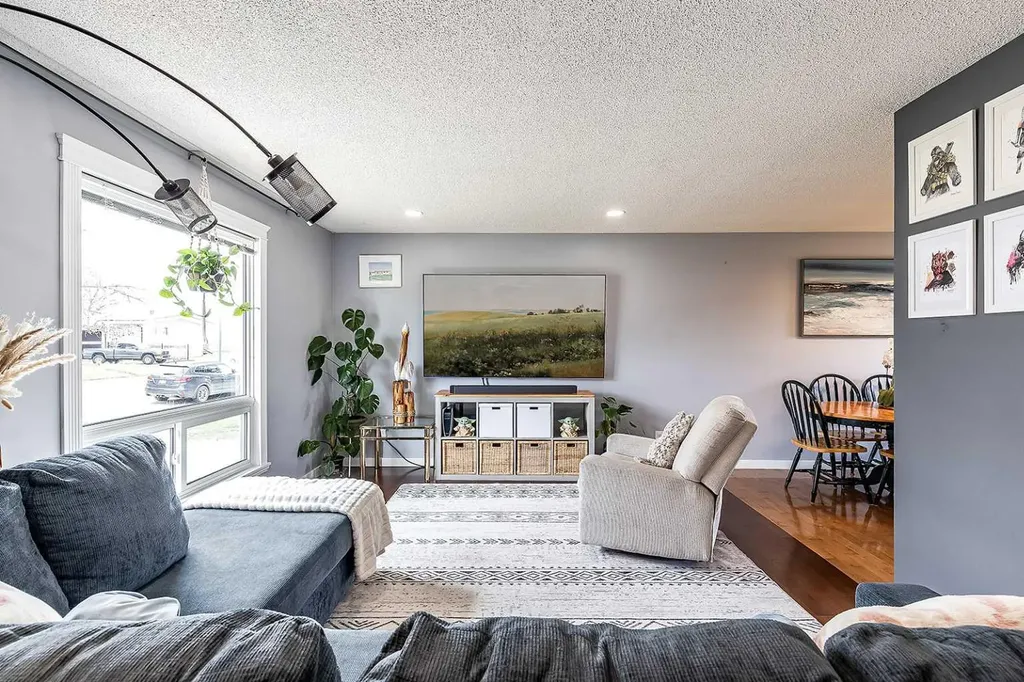 1384 10 Avenue NE Medicine Hat AB T1A 6G3