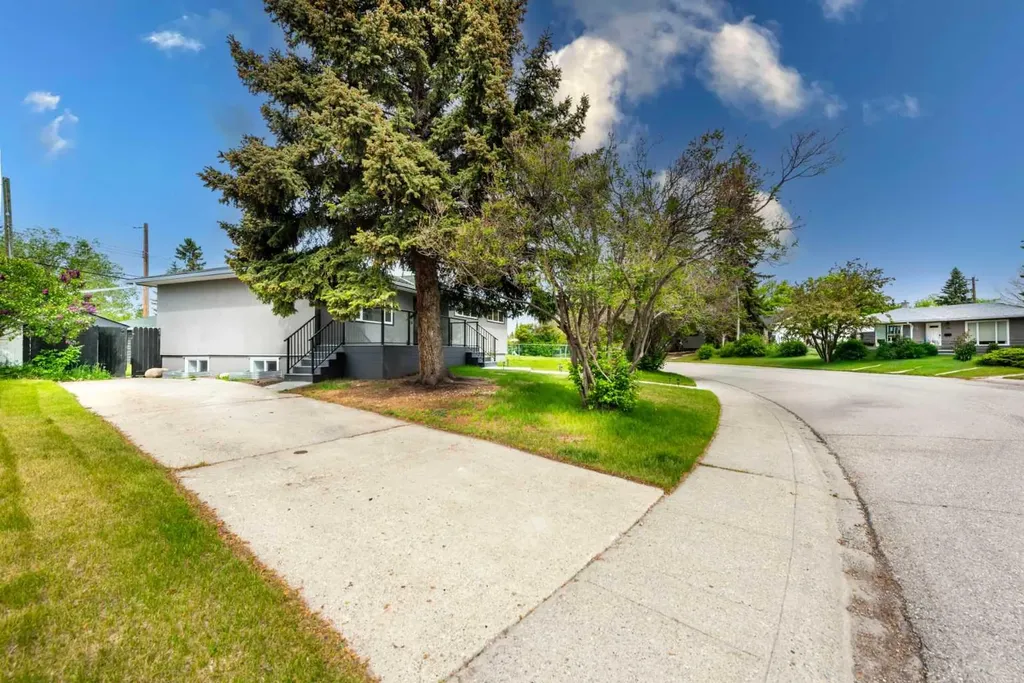 45 Westover Drive SW Calgary AB T3C 2S5