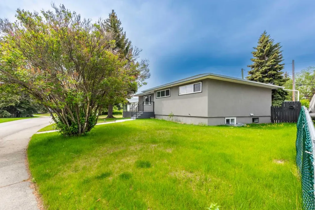 45 Westover Drive SW Calgary AB T3C 2S5