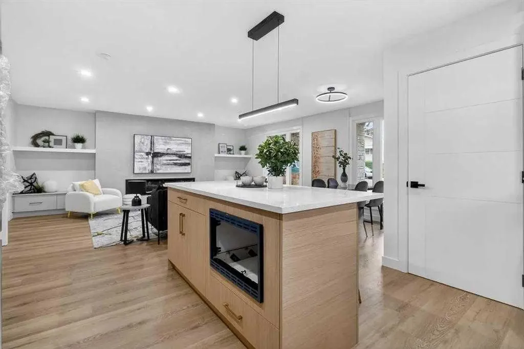 739 Sabrina Road SW Calgary AB T2W0P4
