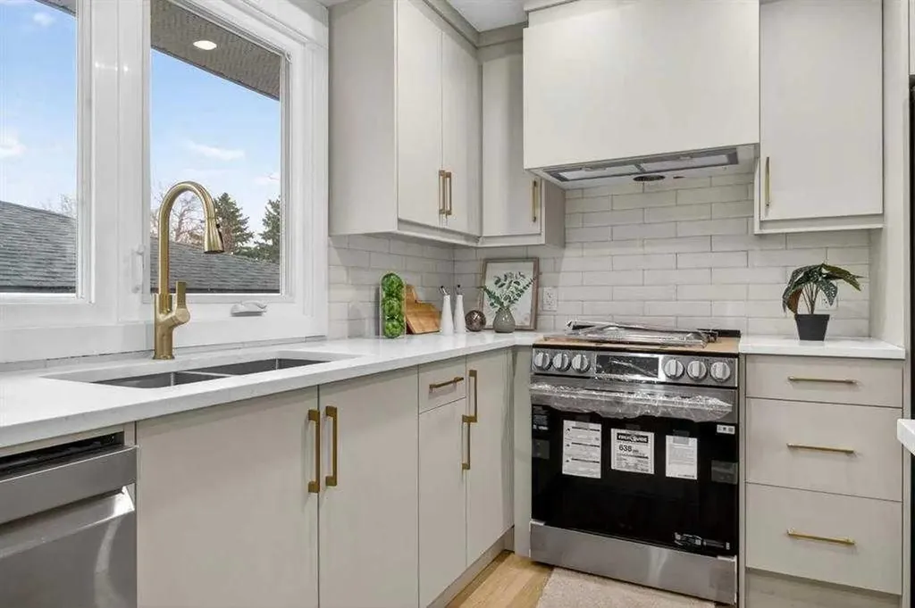 739 Sabrina Road SW Calgary AB T2W0P4
