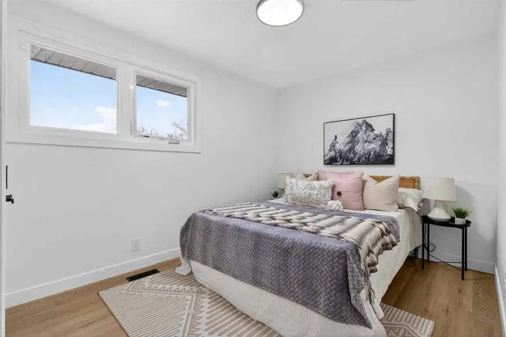 739 Sabrina Road SW Calgary AB T2W0P4