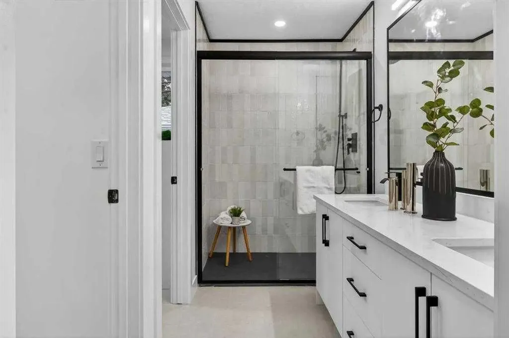 739 Sabrina Road SW Calgary AB T2W0P4