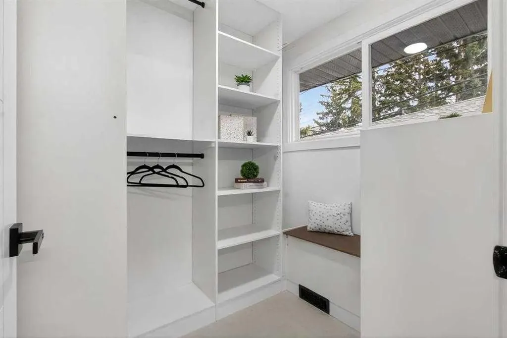 739 Sabrina Road SW Calgary AB T2W0P4