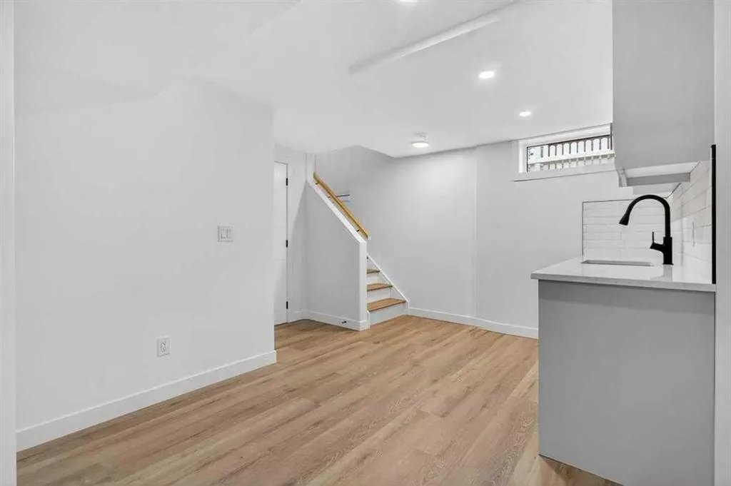 739 Sabrina Road SW Calgary AB T2W0P4